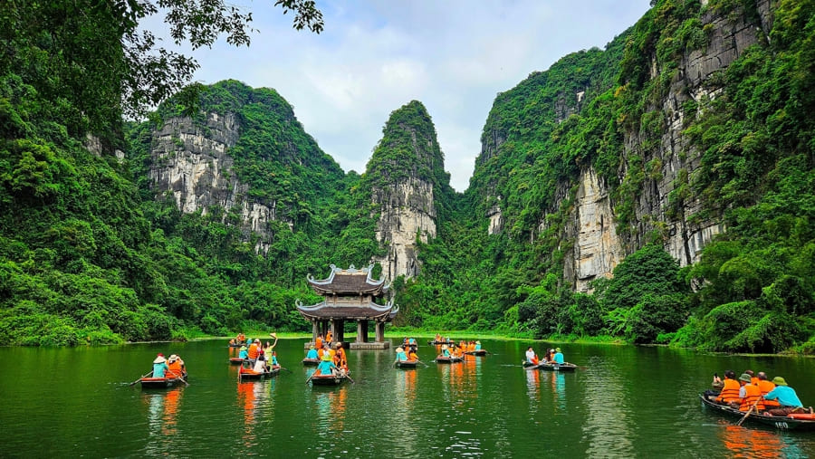 Du lịch Ninh Bình bứt phá: Doanh thu tăng từ 682 tỷ lên 10.000 tỷ đồng chỉ sau 4 năm